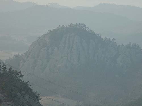 정상에서 바라본 독굴산의 노적봉 